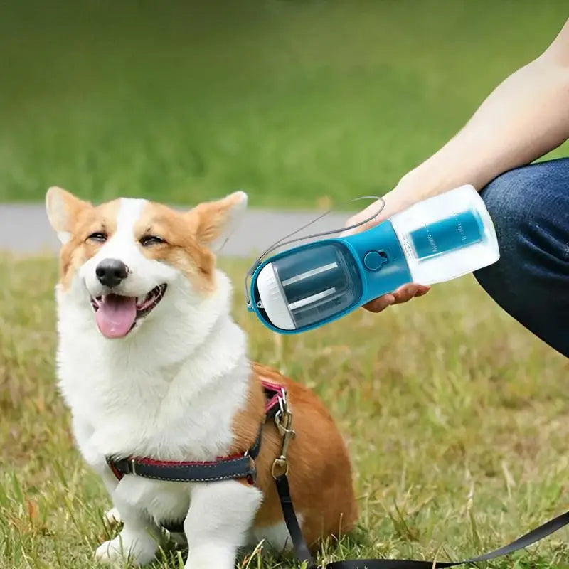 Borraccia Portatile 3 in 1 per Cani: Acqua, Snack e Porta Sacchetti